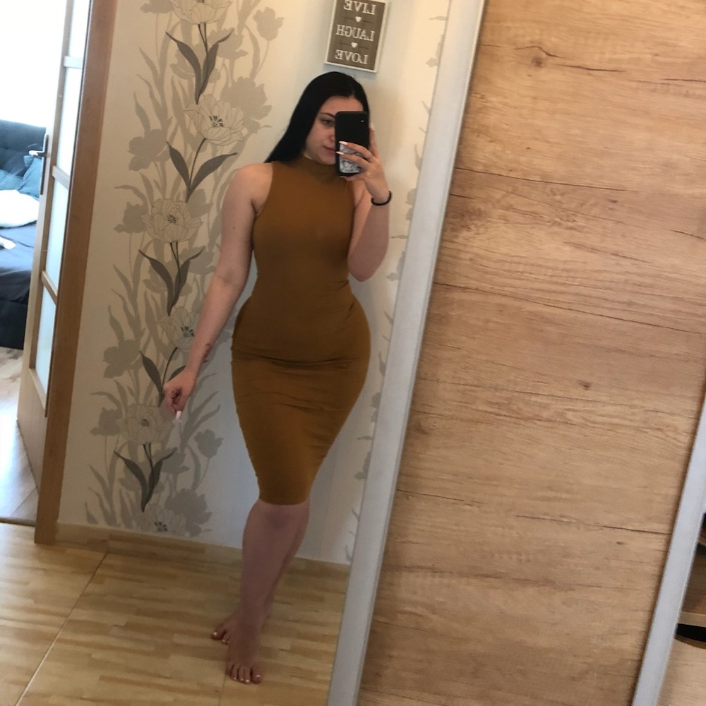 Brown ribbed midi dress
